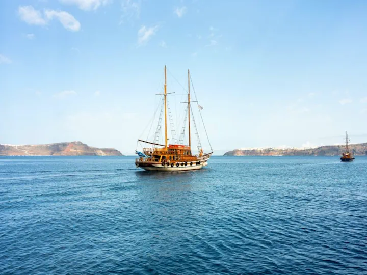 Santorini: Volcanic Islands Cruise with Hot Springs Visit