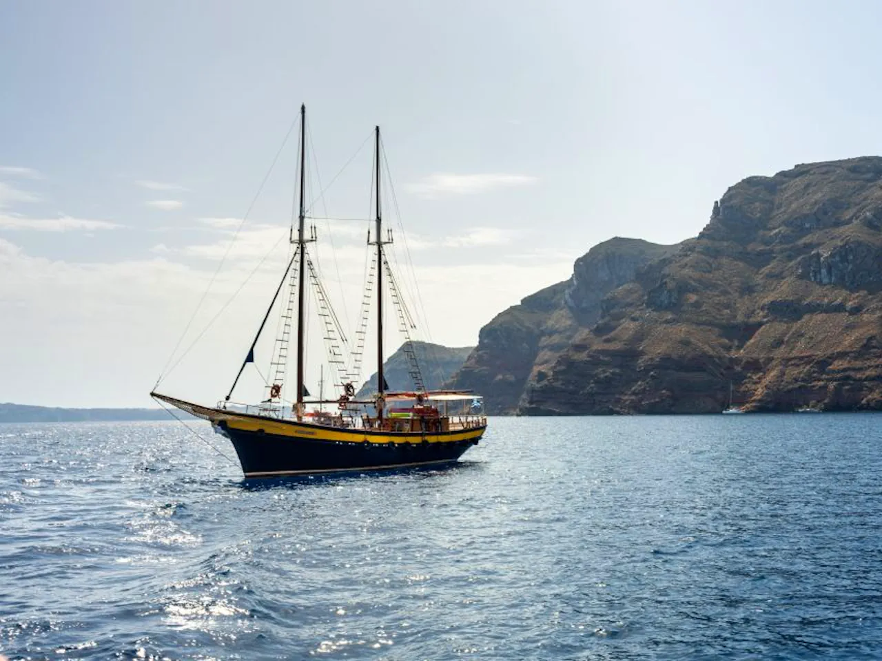 Santorini: Volcanic Islands Cruise with Hot Springs Visit