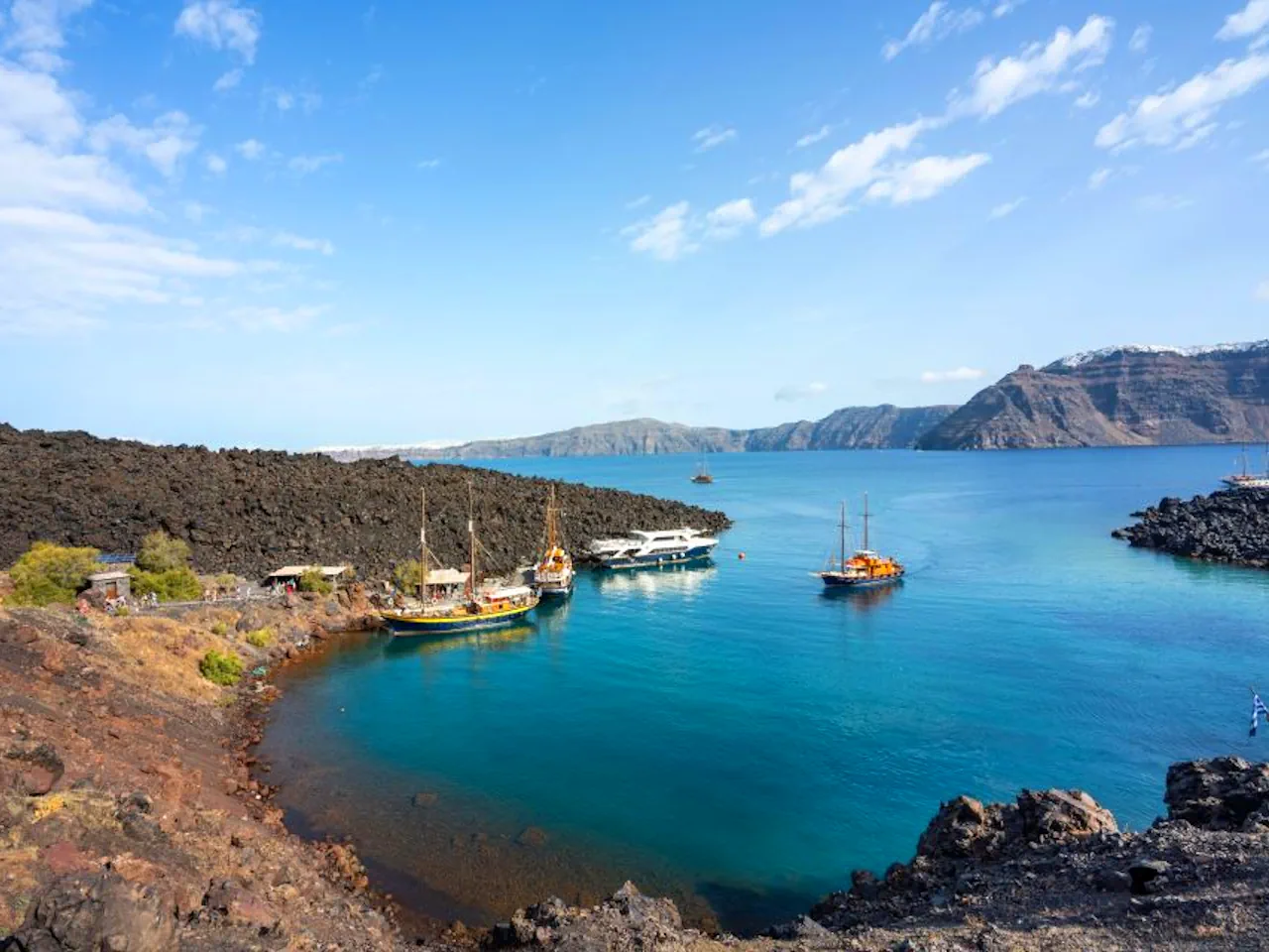 Santorini: Volcanic Islands Cruise with Hot Springs Visit