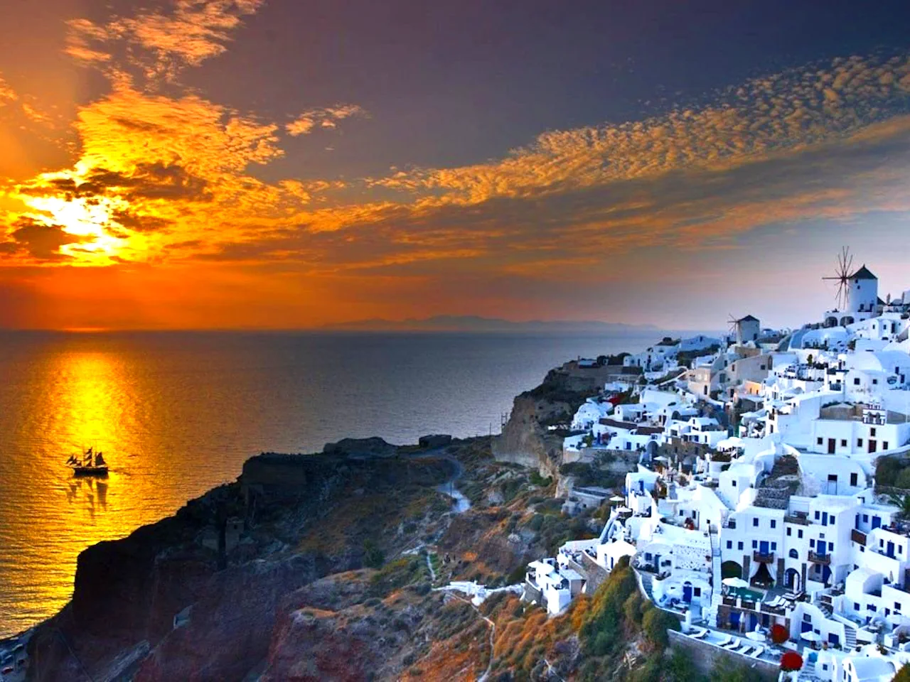 Santorini: Volcanic Sunset Cruise with Dinner