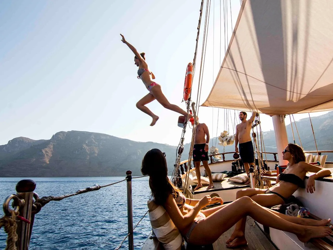 Santorini: Volcanic Sunset Cruise with Dinner