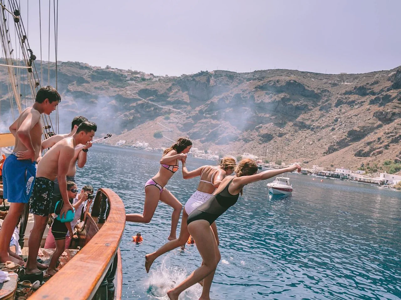 Santorini: Volcanic Sunset Cruise with Dinner